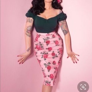 *SOLD* NWT Size S Vintage Rose Print Pencil Skirt
